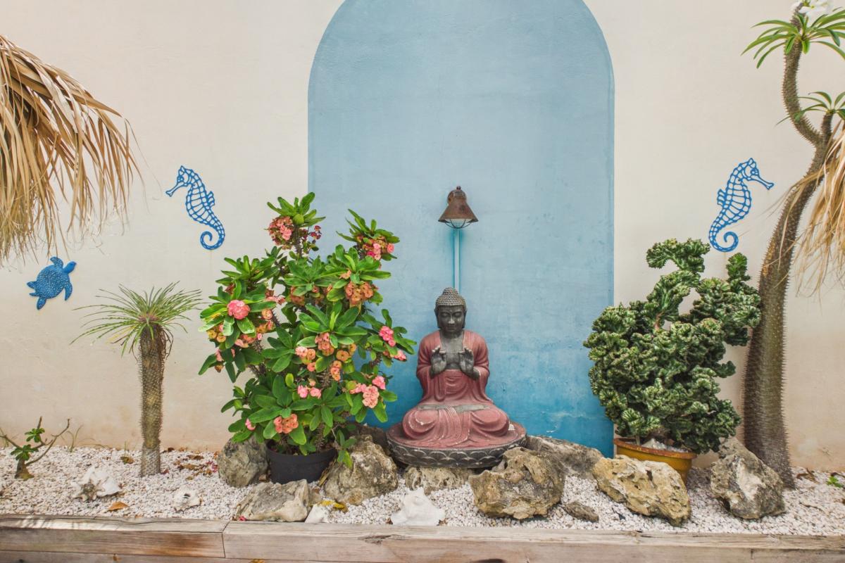 villa-sainte-anne-10-personnes-grande-piscine - bouddha deco